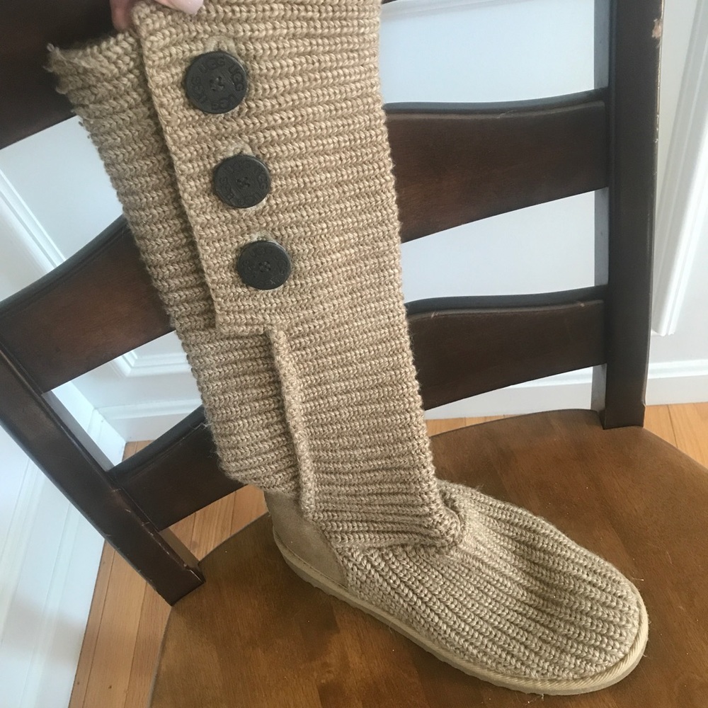 UGGS - Picture 2 of 6